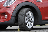 試乗車にはオプションの17インチタイヤ（ランフラット）が装着されていた。
    