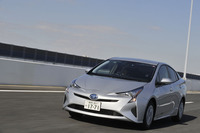 新型はモーター駆動による走行領域が長くなった。40km/hぐらいまでなら平気でモーターだけで走る。