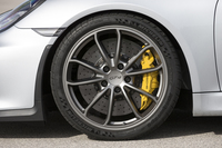 タイヤサイズは前が245/35ZR20（写真）、後ろが295/30ZR20。