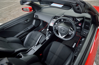 インテリアの様子。ダッシュボードやセンターコンソールには、ドライバーを中心に考えられた左右非対称なデザインが採用されている。
    