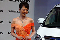 釈由美子さんが着ているオートクチュールドレスは、「コージアトリエ」のデザイナー渡辺弘二さんが手がけたもの。また、胸元などに輝く「DIADDICT」の最高級ダイアモンドジュエリーは、総計50カラット、総額3億円相当だという。