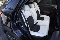 「CX-3 XDツーリング Lパッケージ」の後席。前席同様、ピュアホワイトとブラックのツートンカラーが採用されている。