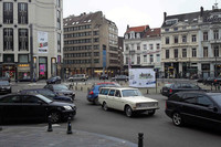 ブリュッセルのステファニー広場で。「ボルボ145」がロータリーを回る。なおボルボは1965年、初の国外生産拠点としてベルギー工場を操業開始している。