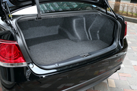 トランクルーム。リアエアコン非装着車で、552リッターの容量が確保される（床下の予備スペース含む）。