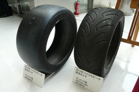 装着タイヤはダンロップ製。2013年からはレギュレーションの変更により、スリックタイヤの使用が可能となる。