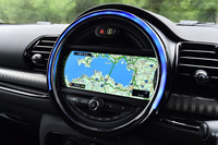 センターコンソールの8.8インチディスプレイ。周囲のリング型イルミネーションは運転支援システムなどと連動しており、色彩を変えることで車両の状況を直感的にドライバーに知らせる。