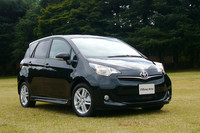 こちらは、スポーティグレードの「S」。フロントフォグランプやオレンジステッチの本革巻きシフトノブが標準で備わる。