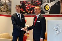 7月3日のプレオープンイベントには、ニコル・コンペティツィオーネのニコ・ローレケ代表取締役（写真右）が出席。「日本の中古車は品質が高い。フェラーリの正規アプルーブドカーは、待望の商品といえるでしょう」などとコメントした。写真左は、フェラーリ・ジャパンのリノ・デパオリ代表取締役社長。
    