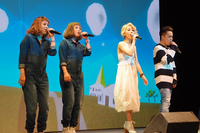 3組4人がテレビCMソング「丘を越えて」を熱唱。ライブの様子は、“現実とバーチャルが楽しめる映像処理”を加えた上で、2015年4月22日に「TOYOTOWNウェブサイト」で公開される。
    