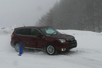 スラロームコースでは、ジグザグ走行の前にまずは雪上での急制動を体感。VDCのおかげで車体はお尻を左右に振りだすことなく、前を向いたまま停車する。