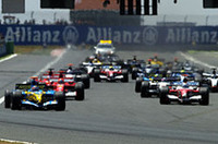 スタートシーン。ポールシッターのアロンソ（左）に、2番グリッドのヤルノ・トゥルーリ（右）が続いた。ペースのあがらないトゥルーリにより後続が数珠繋がりとなり、アロンソ独走を許した。（写真＝フェラーリ）