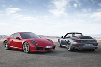 「ポルシェ911カレラS」（左）と「911カレラ カブリオレ」（右）。
    