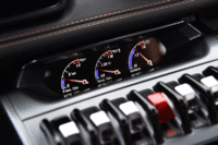 センターコンソールの3連メーターもアニメーション。空調の表示に変更することもできる。（写真をクリックすると表示バリエーションが見られます）
    