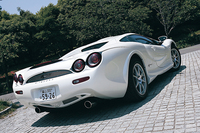 フロント：245/45ZR18、リア：285/40ZR18というサイズの、「TOYO PROXES T1R」を履く。フロントボンネットフード下には大きなラジエターが備わり、左右には「クラッシュボックス」と呼ばれるアルミ製の衝撃吸収装置が備わる。シート後部のほか、エンジンルーム後部にもラゲッジスペースを確保した。