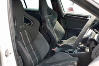 前席は専用のレカロ製スポーツシートとなる。