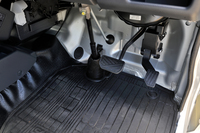 シングルクラッチAT車なので、ペダルはもちろん2ペダル。キャビン側面のほぼ全体がドアとなっているので、乗降時のいわゆる「足抜き性」はよい。