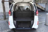 「フリード＋」の荷室。耐荷重200kgの「ユーティリティボード」により、写真の通り上下2分割にして使うことが可能。前席を前方にスライドさせ、後席を床に格納すれば、車中泊も可能な広い空間が得られる。（写真をクリックすると、荷室のアレンジが見られます）