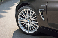 装着されるタイヤのサイズは、前225/40R19、後ろ255/35R19となる。