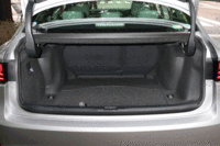 トランクルームの容量は450リッター。その床下に、ハイブリッドシステムの駆動用バッテリーが搭載される。後席は6：4の分割可倒式で、長尺物の積載にも対応する。
    