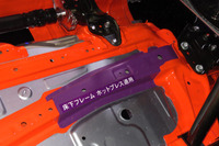 ボディー下部に採用されたホットプレス加工の鋼板。