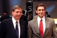 
	右が現社長マーク・フィールズ氏。左は、来月から社長の椅子に座るルイス・ブース氏。フィールズ社長は、マツダを経て、フォード・モーター・カンパニーグループのバイスプレジデント（グループ副社長）、プレミア・オートモーティブ・グループ（PAG）担当に“出世”する。
	 