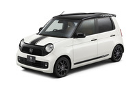 ボンネットのストライプや、チェッカーデカールが目を引くエクステリア。