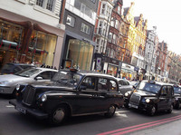 ロンドンの顔であるタクシー。車種によりディーゼルエンジンがうるさいのが玉にきず。