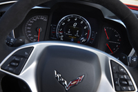 メーターは速度計のみをデジタル化した3眼式。走行モードなどによって、表示内容やデザインが切り替わる。
    