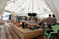 遊牧民のテントをほうふつさせるレストスペース。期間中は無料で開放される。