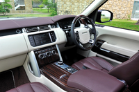 水平と垂直のラインが交差するインパネデザインは「レンジローバー」の伝統。ヒップポイントを高くとり、広い視界を確保する“コマンド・ドライビング・ポジション”ももちろん継承している