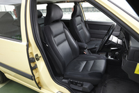 シートは本革とスエードのコンビタイプ。側面衝突時の衝撃を軽減するSIPS（Side Impact Protection System）バッグという装備が採用されていた。
    