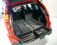 荷室フロアの右側には、引き出しが備わる。フロアパネルごと取り外すと荷室高は1012mmになり、さらにシートを倒せば、前輪を外すことなく26インチのMTBが縦に収納できる。