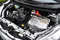 「アクア」のパワーユニット。1.5リッターのガソリンエンジンを電気モーターがアシストする。