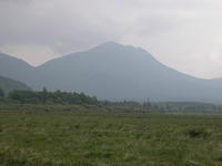 戦場ヶ原の湿原中、こんもりとした丘のような場所がある（写真中央左）。これは「糠塚（ぬかづか）」と呼ばれるもので、前白根山につながる尾根だった場所が、男体山の噴火で分断され、残された部分だという。