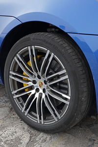 標準のホイール径は20インチだが、試乗車はオプションの21インチを履いていた。