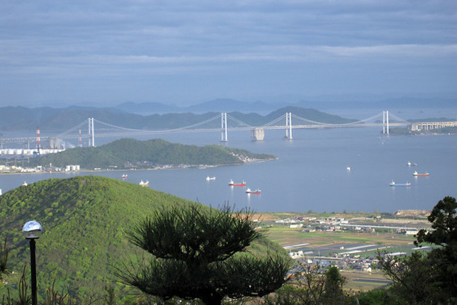 四国の人々が昔から希求した本州とつなぐ道は、もう三つも出来上がった。香川県の五色台から望む瀬戸大橋。