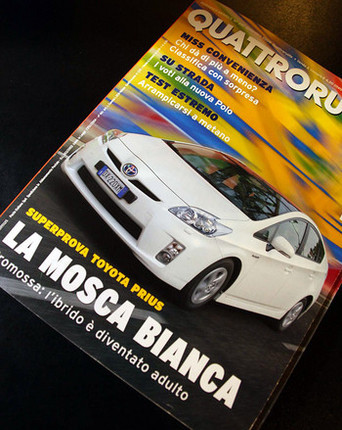 「トヨタ・プリウス」を表紙にした『クアトロルオーテ』2009年9月号。