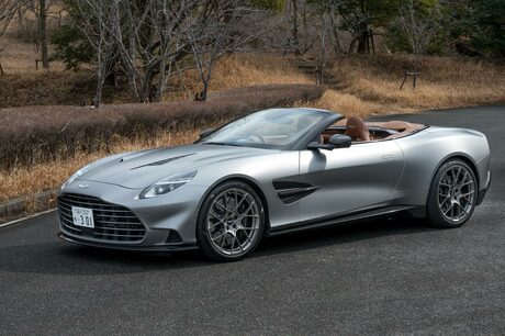 英国の名門、アストンマーティンの旗艦車種「ヴァンキッシュ」に、待望の「ヴォランテ」が登場。5.2リッタ...