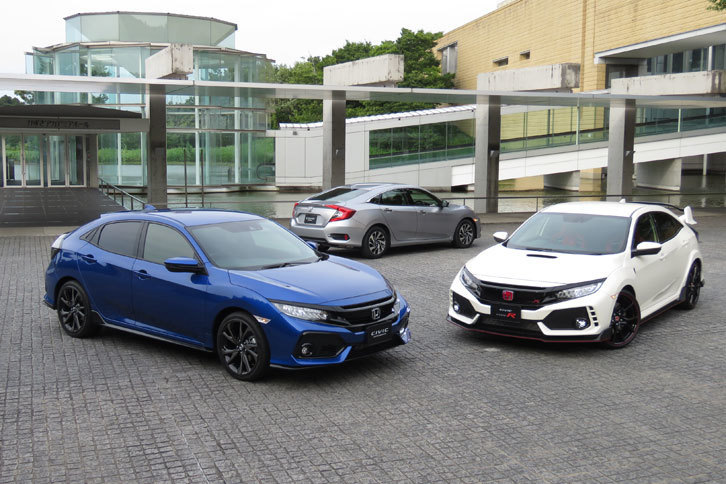 新型「ホンダ・シビック」の3モデル。