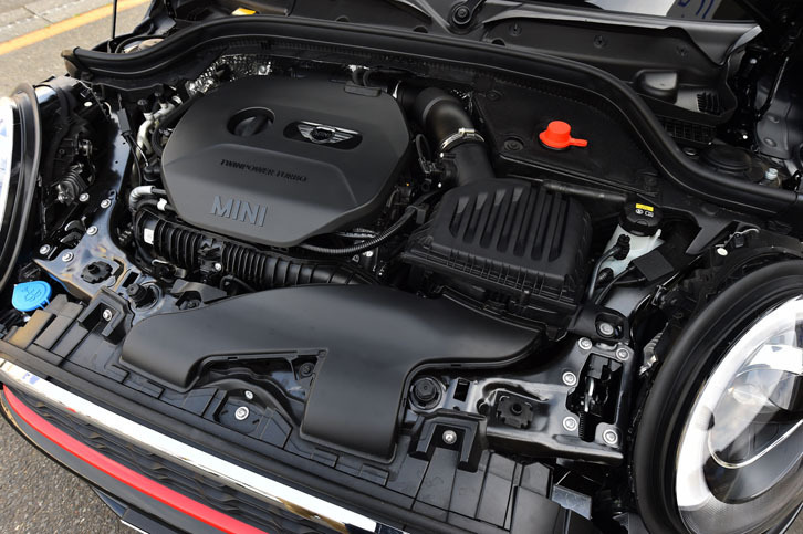 「MINIジョンクーパーワークス」の2リッター直4ターボエンジン。低回転域から豊かなトルクは、オーバーブースト時には最大35.7kgmにまでアップする。