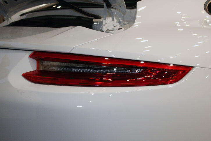 「ポルシェ911カレラ」（タイプ991 II）のテールランプ。