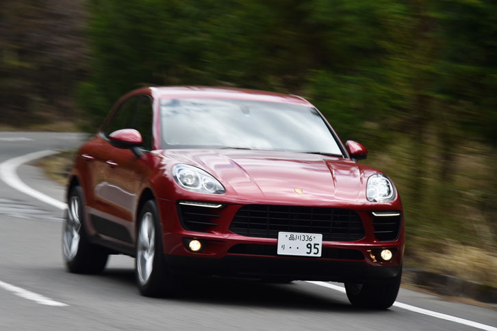 コーナリング時のロール量は少なく、SUVというよりはスポーツカーのような安定した姿勢をみせる。