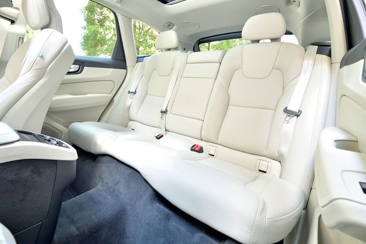 リアシートは60：40の分割可倒式で、グレードによりシートヒーターが備わる。写真で座面の下に見えるスリットには、タブレット端末など、ボード・冊子状のものが収納できる。