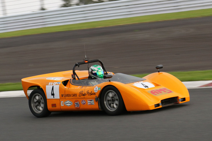 「ザウルスジュニア」のシャシーを使った「ザウルス マクラーレン8B」。エントリー名から察するに「マクラーレンM8B」を模したのかと思うが、エッジが少々まろやかなカウル形状は「M6A」風？