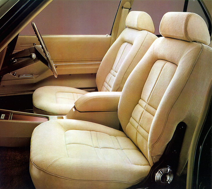 当時の純国産高級車に比べ、サポートのよさそうなセパレート式のフロントシート。シート表面はモケット張り。