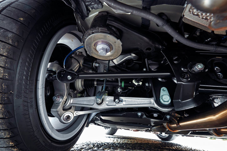 マルチリンク式のリアサスペンション。なお、「レクサスLC」のスポーツグレードには、後輪操舵機構やトルセン式LSDなどが装備される。