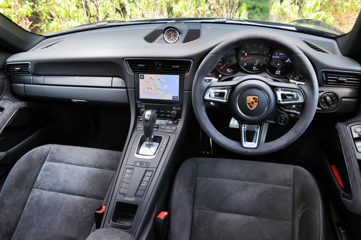 「911カレラGTS」のインテリアは、ステアリングホイールやシフトノブ、シートなど、多くの部分にアルカンターラが用いられている。