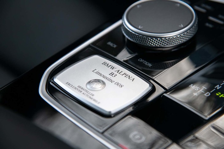 センターコンソールに備わる製造番号入りのプロダクションプレート。試乗車は「008」だった。