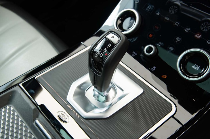 日本の道でも十分実用的といえるギア比の9段AT。「ファーストエディション」には、シフトパドルも備わっている。