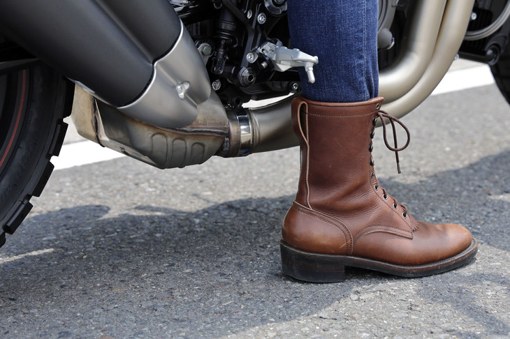 シート高は840mmとやや高めだが、車体がスリムなこともあって足つき性は悪くない。